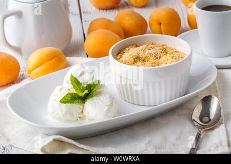 Frühstück Konzept für Gesundheit, Aprikose pie bröckeln Stockfoto