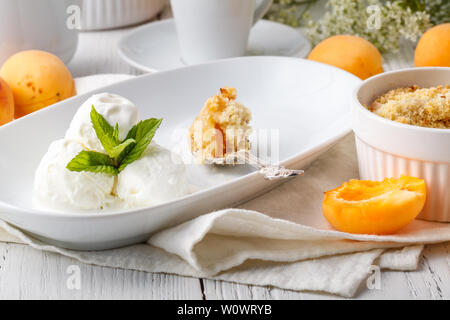 Crumble Aprikose pie auf weißer Tisch, morgen Dessert Stockfoto