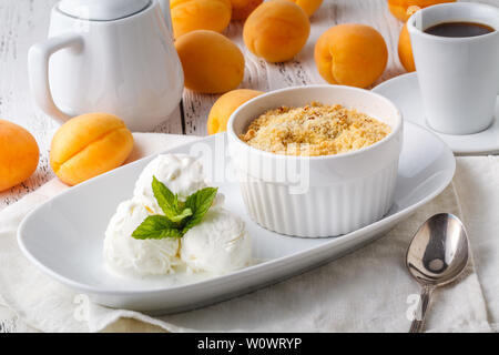 Frisch gebacken mit Vanilleeis Crumble Stockfoto