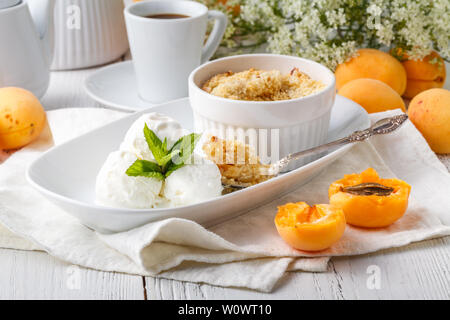 Frisch gebacken mit Vanilleeis Crumble Stockfoto