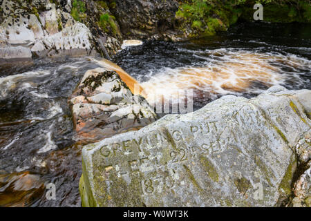 Geschnitzte rock am Pool Ness - Äsche wurden in der Flotte, 22. September 1870 gesetzt, große Wasser der Flotte, in der Nähe von Torhaus der Flotte, Dumfries and Galloway, Schottland Stockfoto