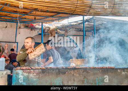 Oued Laou, Tetouan, Marokko - Mai 4, 2019: der Mann, der Braten in einem traditionellen Souk Restaurant, die jeden Samstag im Oued Laou, einem Dorf in eingestellt ist Stockfoto