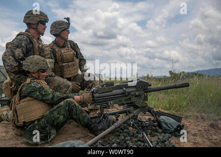 Us-Marines mit dem Bodenkampf Element, Marine Drehkraft - Darwin Praxis kombiniert Anti-armor Team (CAAT) Techniken mit Royal Thai Marines während der Zusammenarbeit flott Bereitschaft und Weiterbildung (CARAT), Bhan Chan Krem, Thailand, 6. Juni 2019. CARAT fördert die regionale Sicherheit, pflegt und stärkt maritime Partnerschaften, und verbessert die Interoperabilität zwischen den beteiligten Kräfte. (U.S. Marine Corps Foto von Lance Cpl. Kaleb Martin) Stockfoto