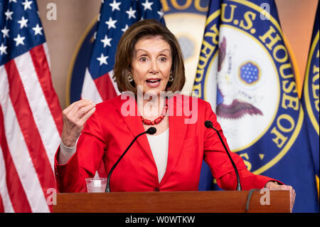 Washington, United States. 27 Juni, 2019. Sprecherin des Repräsentantenhauses Nancy Pelosi (D-CA) auf ihre wöchentliche Pressekonferenz im Kapitol in Washington, DC. Credit: SOPA Images Limited/Alamy leben Nachrichten Stockfoto