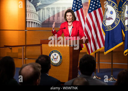 Washington, United States. 27 Juni, 2019. Sprecherin des Repräsentantenhauses Nancy Pelosi (D-CA) auf ihre wöchentliche Pressekonferenz im Kapitol in Washington, DC. Credit: SOPA Images Limited/Alamy leben Nachrichten Stockfoto