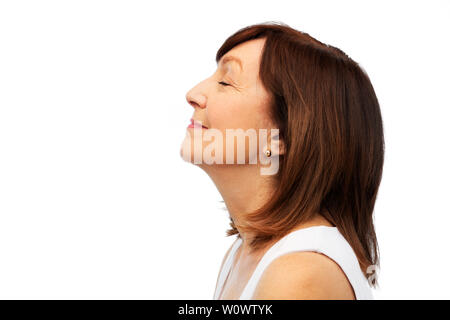 Profil von lächelnden älteren Frau über Weiß Stockfoto