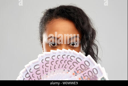 Afrikanische amerikanische Frau verstecken Gesicht hinter Geld Stockfoto