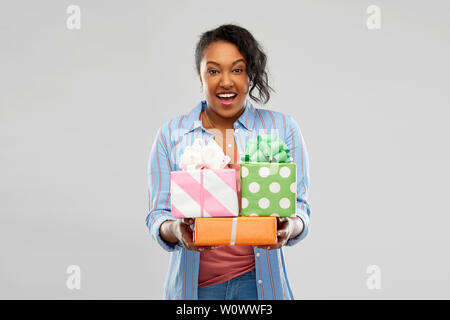 Glückliche afroamerikanische Frau mit Geburtstag Geschenke Stockfoto