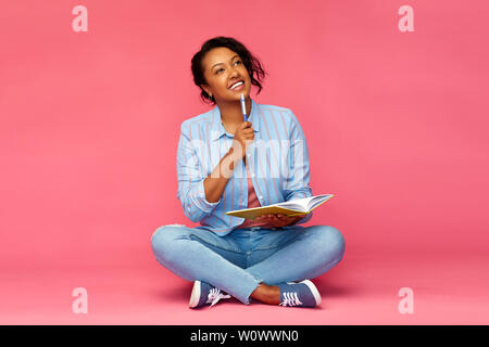 Student Frau mit Tagebuch oder Notebook denken Stockfoto