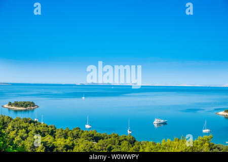 Panoramablick auf kosirina Beach Bay auf der Insel Murter in Kroatien, verankert, Segelbooten und Yachten auf dem blauen Meer Stockfoto