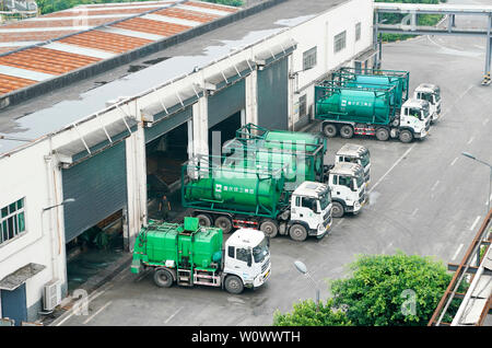 Chongqing, China. 27 Juni, 2019. Spezielle Transportfahrzeuge voller Abfälle sind an einem entsorgungsbetriebe von Chongqing Umwelt & Hygiene Gruppe in Chongqing, im Südwesten von China, 27. Juni 2019 gesehen. Chongqing hat sich bemüht, Müll sortieren in den letzten Jahren zu fördern. Eine garbage Klassifizierungssystem hat 680.000 Haushalte von 1.796 Gemeinden in 39 Straßen und Orte in der Innenstadt von Chongqing abgedeckt. Credit: Liu Chan/Xinhua/Alamy leben Nachrichten Stockfoto