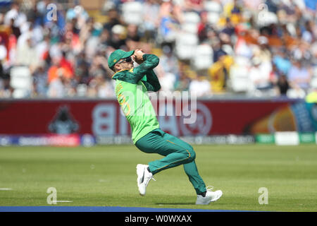 CHESTER LE STREET, ENGLAND vom 28. Juni 2019. Südafrika's Faf du Plessis Fänge Sri Lankas Avishka Fernando aus dwaine Pretorius während der ICC Cricket World Cup 2019 Match zwischen Sri Lanka und Südafrika im Emirates Riverside, Chester Le Street am Freitag, den 28. Juni 2019. (Credit: Mark Fletcher | Kredit: MI Nachrichten & Sport/Alamy leben Nachrichten Stockfoto