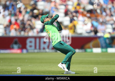 CHESTER LE STREET, ENGLAND vom 28. Juni 2019. Südafrika's Faf du Plessis Fänge Sri Lankas Avishka Fernando aus dwaine Pretorius während der ICC Cricket World Cup 2019 Match zwischen Sri Lanka und Südafrika im Emirates Riverside, Chester Le Street am Freitag, den 28. Juni 2019. (Credit: Mark Fletcher | Kredit: MI Nachrichten & Sport/Alamy leben Nachrichten Stockfoto