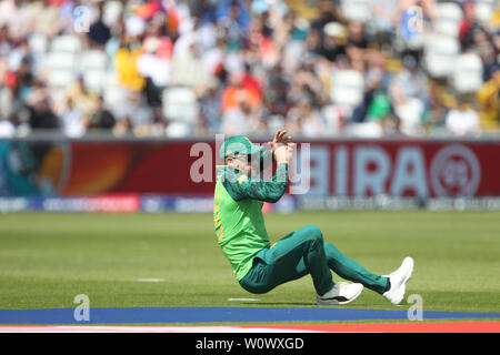 CHESTER LE STREET, ENGLAND vom 28. Juni 2019. Südafrika's Faf du Plessis Fänge Sri Lankas Avishka Fernando aus dwaine Pretorius während der ICC Cricket World Cup 2019 Match zwischen Sri Lanka und Südafrika im Emirates Riverside, Chester Le Street am Freitag, den 28. Juni 2019. (Credit: Mark Fletcher | Kredit: MI Nachrichten & Sport/Alamy leben Nachrichten Stockfoto