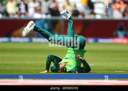 CHESTER LE STREET, ENGLAND vom 28. Juni 2019. Südafrika's Faf du Plessis Fänge Sri Lankas Avishka Fernando aus dwaine Pretorius während der ICC Cricket World Cup 2019 Match zwischen Sri Lanka und Südafrika im Emirates Riverside, Chester Le Street am Freitag, den 28. Juni 2019. (Credit: Mark Fletcher | Kredit: MI Nachrichten & Sport/Alamy leben Nachrichten Stockfoto