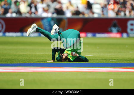 CHESTER LE STREET, ENGLAND vom 28. Juni 2019. Südafrika's Faf du Plessis Fänge Sri Lankas Avishka Fernando aus dwaine Pretorius während der ICC Cricket World Cup 2019 Match zwischen Sri Lanka und Südafrika im Emirates Riverside, Chester Le Street am Freitag, den 28. Juni 2019. (Credit: Mark Fletcher | Kredit: MI Nachrichten & Sport/Alamy leben Nachrichten Stockfoto