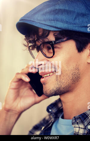 Nahaufnahme von Hipster-Mann fordert smartphone Stockfoto