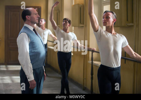 Die weiße Krähe ist ein 2018 British Film von David Hare geschrieben und von Ralph Fiennes in den Hauptrollen Oleg Ivenko als Balletttänzer Rudolf Nureyev geleitet. Dieses Foto ist nur für den redaktionellen Gebrauch bestimmt und unterliegen dem Copyright der Film Company und/oder der bezeichneten Fotograf durch den Film oder die Produktion Firma zugewiesen. Stockfoto