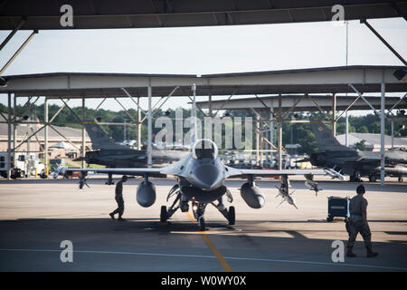 Flieger auf der 55th Fighter Squadron zugewiesen, zur Vorbereitung Ihres F-16 Fighting Falcons für eine Masse Antenne Vorbeiflug an Shaw Air Force Base, S.C., Juni 27, 2019 zu starten. Die 55th, 77th und 79th Fighter Squadrons bis die Masse Antenne Vorbeiflug, die Präsentation des 20 Fighter Wing airpower Fähigkeiten. (U.S. Air Force Foto von Tech. Sgt. Larry E. Reid jr.) Stockfoto