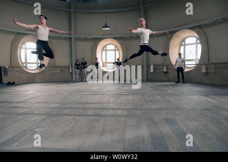 Die weiße Krähe ist ein 2018 British Film von David Hare geschrieben und von Ralph Fiennes in den Hauptrollen Oleg Ivenko als Balletttänzer Rudolf Nureyev geleitet. Dieses Foto ist nur für den redaktionellen Gebrauch bestimmt und unterliegen dem Copyright der Film Company und/oder der bezeichneten Fotograf durch den Film oder die Produktion Firma zugewiesen. Stockfoto