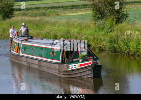 Hallsall, Lancashire. 28. Juni 2019. UK Wetter. Hellen sonnigen Start in den Tag mit Temperaturen im hohen 20s Als zwei Freunde ein Getränk und Segel auf dem Leeds Liverpool canal Boot Nr. 77 Northwich registriert SEREQ Braidbar Boote von Lord Vernon Wharf genießen. Credit: MWI/AlamyLiveNews Stockfoto