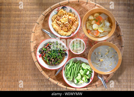 Blick von oben auf das Essen im Thai Stil über Bambus Fach Stockfoto