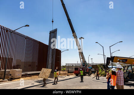 CALEXICO, Calif. Am 28. Juni 2019, die US-amerikanischen Zoll- und Grenzschutzbehörde (CBP), in Partnerschaft mit der US-Armee Korps der Ingenieure (Usace), begann die Montage für ungefähr 11 Meilen von neuen Grenzmauer system an Stelle der verfallenen und veralteten Designs in Calexico, Kalifornien im US Border Patrol (Usbp) San Diego. Dieses Projekt wird der Bau von 30 Fuß hoch Edelstahl Poller und technologische Verbesserungen gehören. Foto von Mani Albrecht US-amerikanischen Zoll- und Grenzschutzbehörden Amt für Öffentliche Angelegenheiten Visual Communications Division Stockfoto