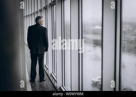 Ernsthafte ältere Mann in großen Office Center Stockfoto