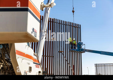 CALEXICO, Calif. Am 28. Juni 2019, die US-amerikanischen Zoll- und Grenzschutzbehörde (CBP), in Partnerschaft mit der US-Armee Korps der Ingenieure (Usace), begann die Montage für ungefähr 11 Meilen von neuen Grenzmauer system an Stelle der verfallenen und veralteten Designs in Calexico, Kalifornien im US Border Patrol (Usbp) San Diego. Dieses Projekt wird der Bau von 30 Fuß hoch Edelstahl Poller und technologische Verbesserungen gehören. Foto von Mani Albrecht US-amerikanischen Zoll- und Grenzschutzbehörden Amt für Öffentliche Angelegenheiten Visual Communications Division Stockfoto