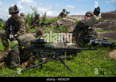 Us-Marines mit dem Bodenkampf Element, Marine Drehkraft - Darwin verhalten Jungle warfare Training mit Royal Thai Marines während der Zusammenarbeit flott Bereitschaft und Weiterbildung (CARAT) bei Bhan Chan Krem, Thailand, 2. Juni 2019. CARAT fördert die regionale Sicherheit, pflegt und stärkt maritime Partnerschaften, und verbessert die Interoperabilität zwischen den beteiligten Kräfte. (U.S. Marine Corps Foto von Lance Cpl. Kaleb Martin) Stockfoto