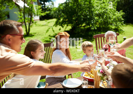 Happy Family Dinner oder Sommer Garden Party Stockfoto