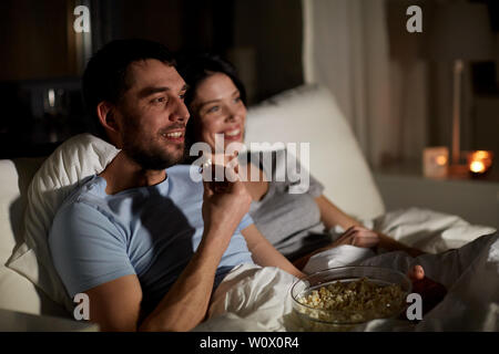 Paar mit Popcorn Fernsehen am Abend zu Hause Stockfoto