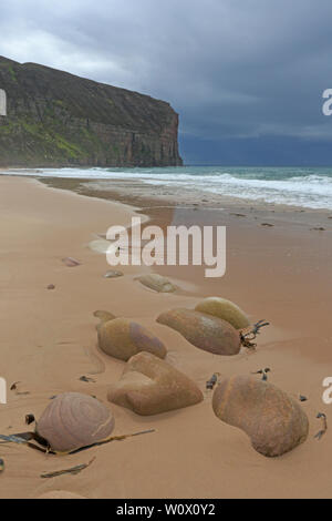 Blick auf Strand und Bucht Rackwick Hoy Orkney Stockfoto