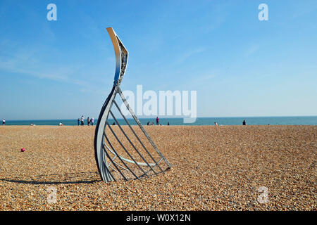 Die Landung Skulptur von Leigh Dyer, das Bild von einem normannischen Longboat begraben in die Kieselsteine am Strand von Hastings, East Sussex, Großbritannien Stockfoto