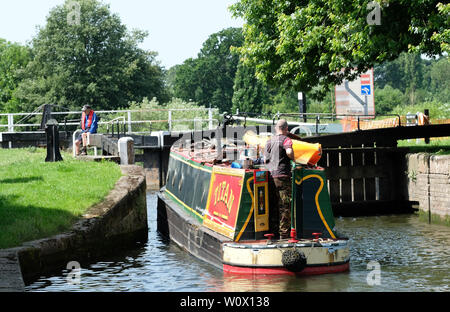 Diglis, Worcester, einem schmalen Boot Besitzer nimmt sein Boot durch die Schleusen bei diglis Becken in Worcester an einem heißen sonnigen Tag. Die Worcester & Birmingham Canal verbindet der Fluss Severn in Worcester. Foto Steven Mai/Alamy leben Nachrichten Stockfoto