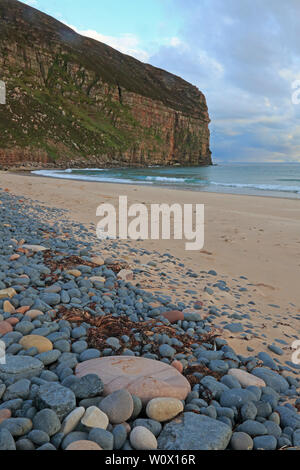 Blick auf Strand und Bucht Rackwick Hoy Orkney Stockfoto