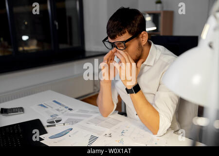 Müde Geschäftsmann in der Nacht die Arbeit im Büro Stockfoto