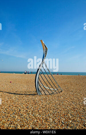 Die Landung Skulptur von Leigh Dyer, das Bild von einem normannischen Longboat begraben in die Kieselsteine am Strand von Hastings, East Sussex, Großbritannien Stockfoto