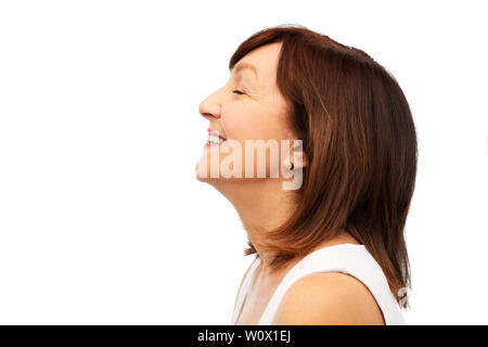 Profil von lächelnden älteren Frau über Weiß Stockfoto