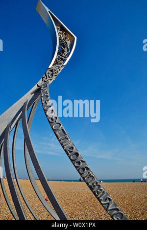 Die Landung Skulptur von Leigh Dyer, das Bild von einem normannischen Longboat begraben in die Kieselsteine am Strand von Hastings, East Sussex, Großbritannien Stockfoto