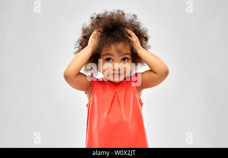 Überwältigt african american girl Holding zu Kopf Stockfoto