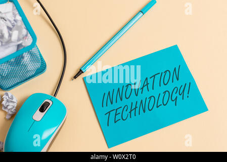 Schreiben Hinweis zeigen Innovation Technologie. Business Konzept für neue Idee oder Methode der technischen oder wissenschaftlichen Natur zerknittertes Papier Papierkorb in bin Plac Stockfoto