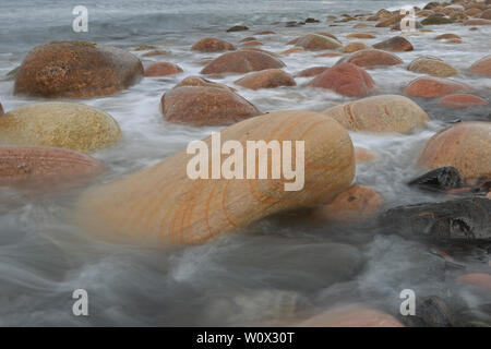 Bunte Kieselsteine am Strand an der Bucht von Rackwick Hoy Schottland Stockfoto