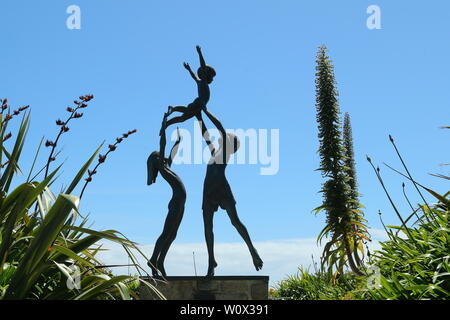 Bronze Skulptur von drei Kindern beim Spielen von David Wynne in Abbey Gardens, Tresco, Isles of Scilly, Cornwall, Großbritannien Stockfoto