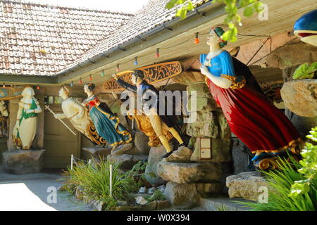 Geschnitzte hölzerne Schiff Galionsfiguren erholte sich von versunkenen Schiffen bei Valhalla in Abbey Gardens, Tresco, Isles of Scilly, Cornwall, UK angezeigt Stockfoto