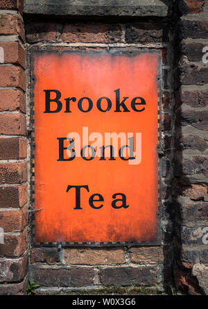 Eine alte vintage Brooke Bond Tea Sign an der Wand aufhängen. Stockfoto