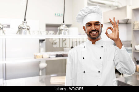 Indische Koch zeigt ok Zeichen im Restaurant Küche Stockfoto