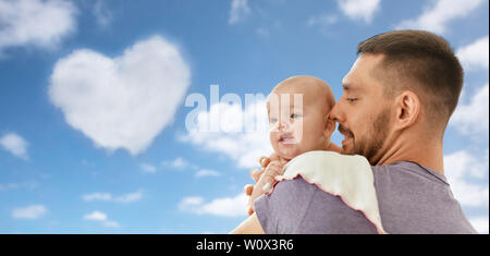 Vater mit Baby Mädchen über blauen Himmel Stockfoto