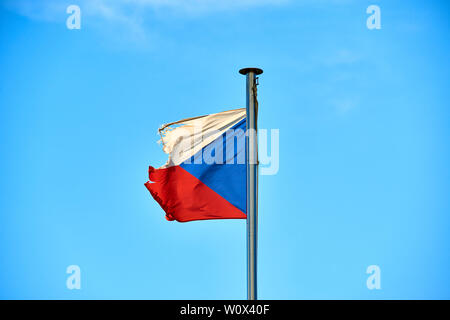 Zerfetzte Tschechische Republik Flagge gegen blauen Himmel weht in der Wind mit Kopierbereich Stockfoto