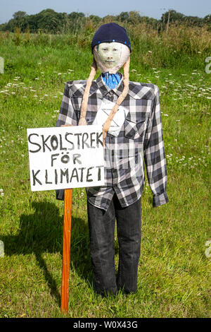 Halsall, Lancashire. 28. Juni 2019. UK Wetter. Sonnigen Sommer Thunberg Skulptur erscheint über Nacht. Skolstrejk för klimatet, Schule Streik für Klimawandel unterzeichnen. Groteske, skurrile, Stroh gefüllt Vogelscheuchen, film Zeichen, Karikaturen mit unheimlichen maskierten Gesichter, säumen die Straßen und Felder der ländlichen Dorf Halsall. Credit: MWI/AlamyLiveNews Stockfoto